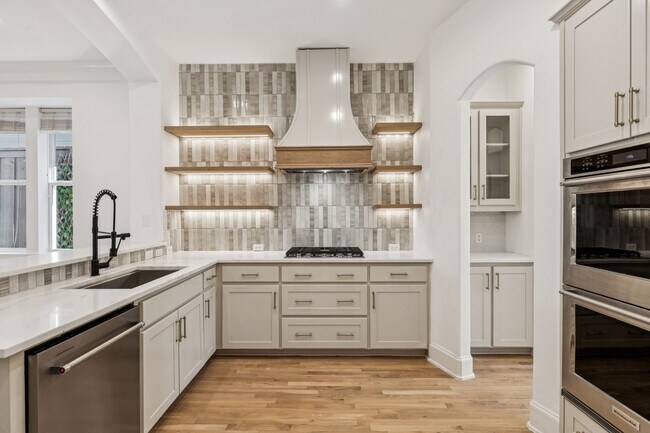 Building Photo - 6139 Belmont Ave