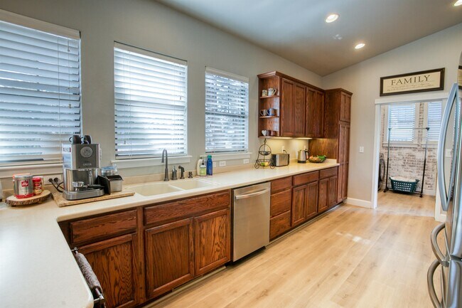 Building Photo - 600 S Ridge Dr