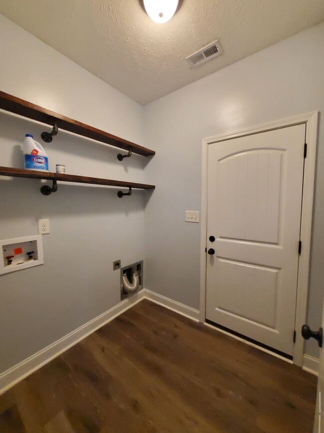 Building Photo - 2244 Lakedale Dr