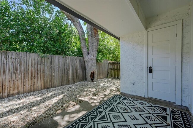 Building Photo - 1502 Bridgeway Dr