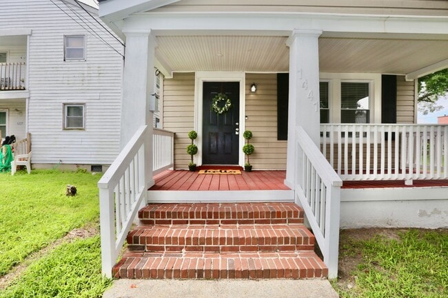 Building Photo - Updated & Ready 09-19-25! Pet Friendly - F...