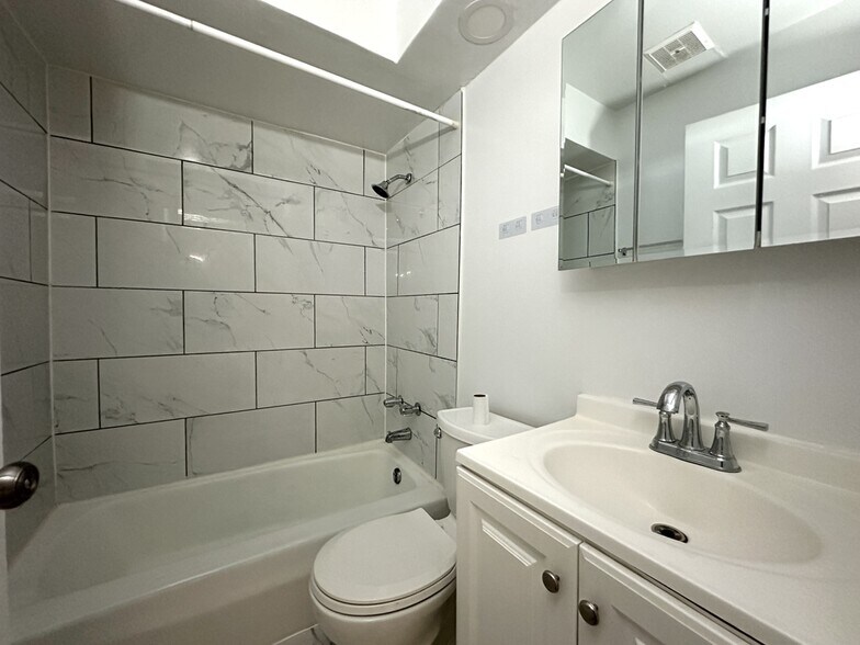 Building Photo - 6830 N Sheridan Rd