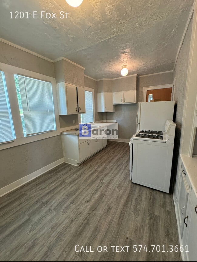 Building Photo - 1201 E Fox St