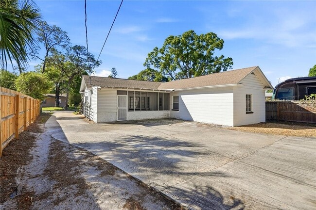 Building Photo - 755 Alamanda Way S