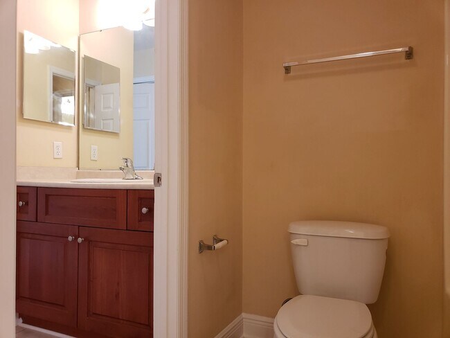 Building Photo - 3 bedroom town home for rent early January...