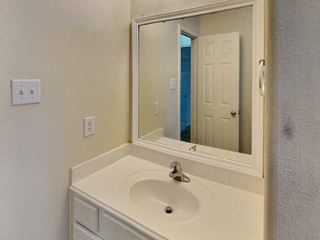 Building Photo - 8619 Discus Dr