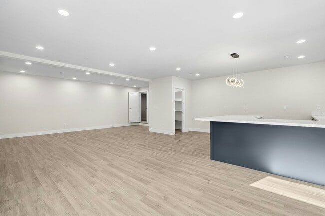 Building Photo - 5Bd/4.5Ba Bellevue House