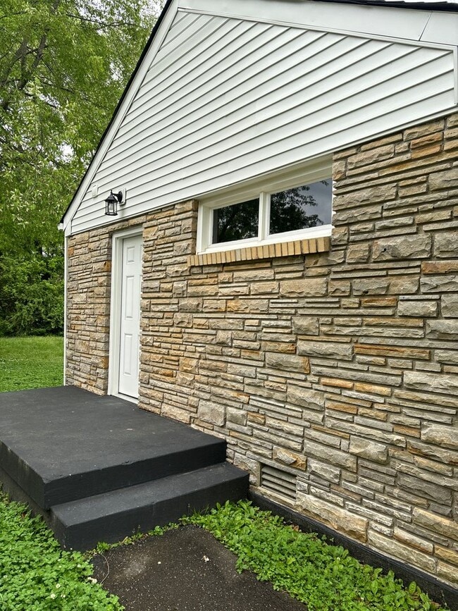 Building Photo - 135 N Meadow Dr