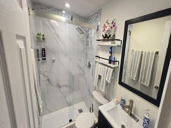 Building Photo - 2909 Middle River Dr