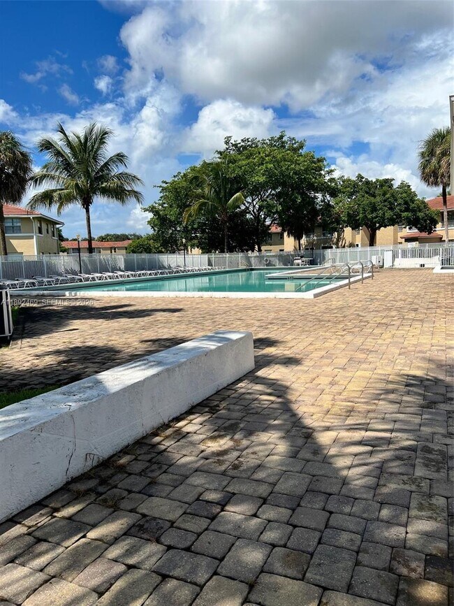 Building Photo - 10181 Twin Lakes Dr