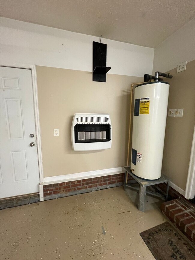 Building Photo - 4 Bed 2 Bath Raeford Home with Fenced Backyard