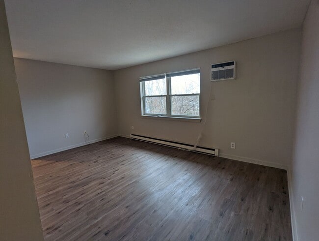 Building Photo - 2 Bedroom Upstairs Apartment with Washer/Dryer Hookup