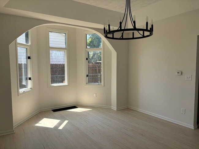 Building Photo - 924 S Madison St