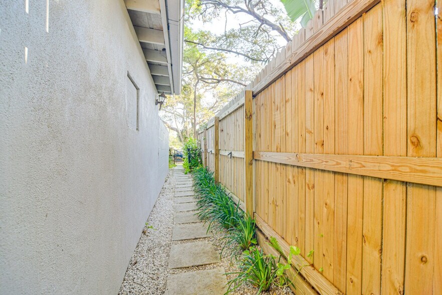 Building Photo - 1409 Maple St