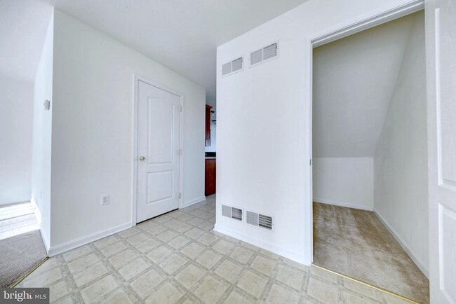 Building Photo - 10 Shady Tree Ct