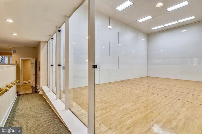 Building Photo - Stylish Two-Level Condo in Gables of Tuckerman Near Pike & Rose!