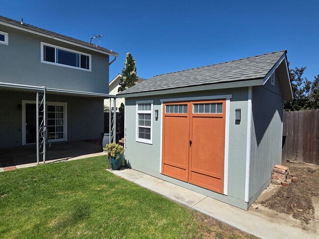 Building Photo - E. Ventura 4+2.5 Single Family Home w/ man...
