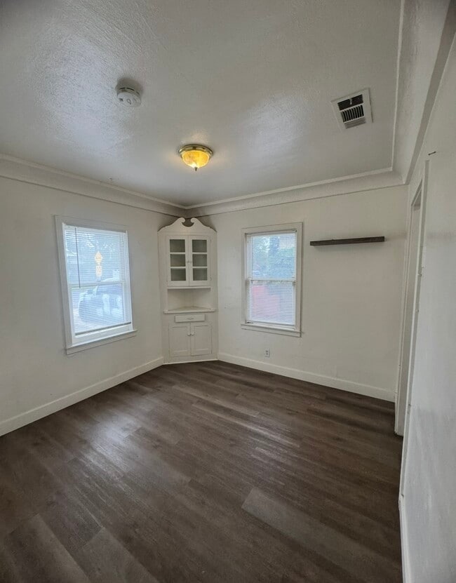Building Photo - 1361 N Safford Ave