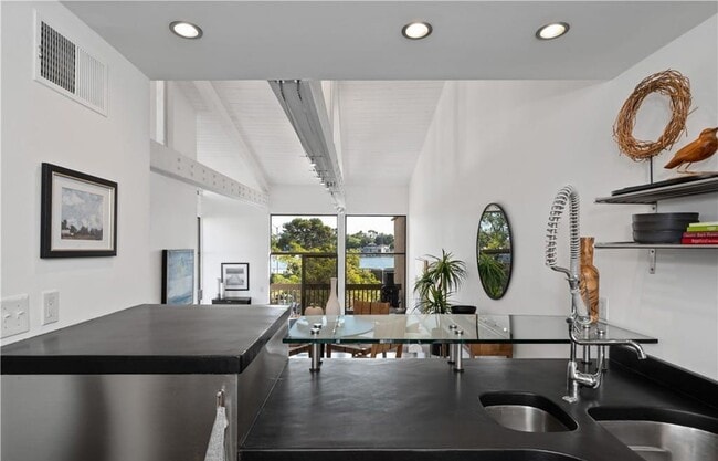 Building Photo - 5226 Marina Pacifica Dr S