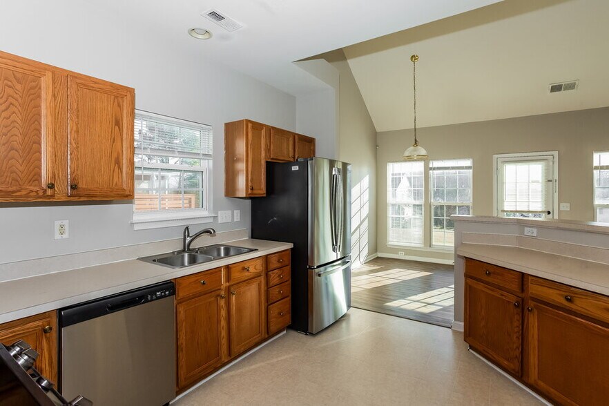 Building Photo - 9908 Spring Park Dr