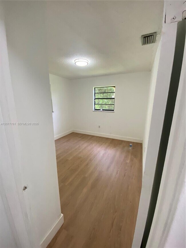 Building Photo - 1415 NE 118th Terrace