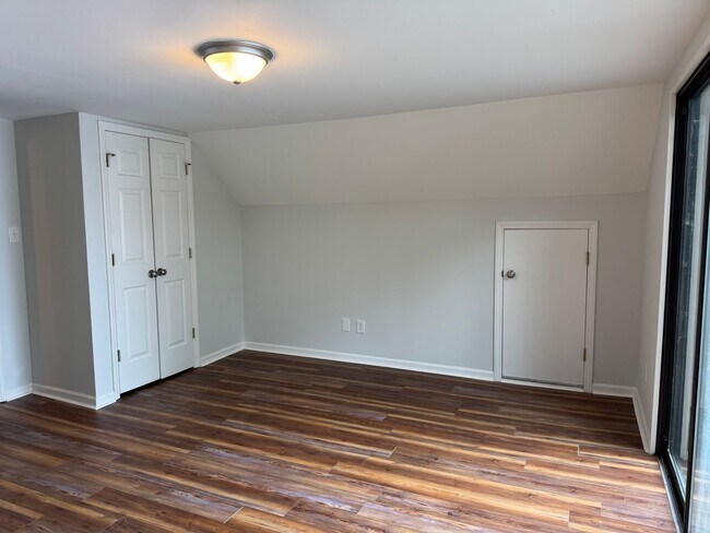 Building Photo - Four Bedroom Lake House in Denver