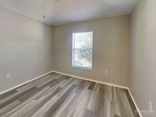 Building Photo - 2118 Deerfield Dr
