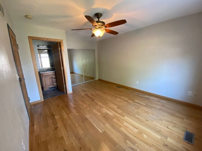 Building Photo - 1118 Lafayette - 4 Bed/4.5 Bath Unit Near ...