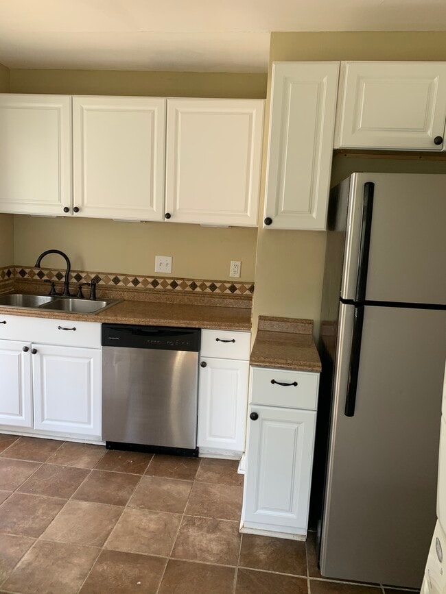 Building Photo - 2810 Stratford Dr