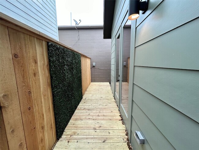 Building Photo - 1717 Airline Dr