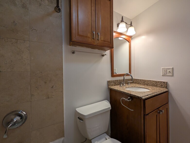 Building Photo - 630 W Wrightwood Ave