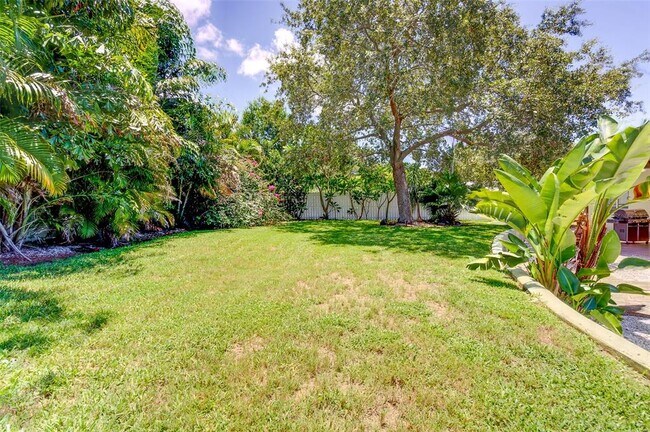 Building Photo - 215 Garden Cir