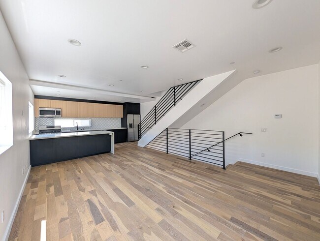 Building Photo - 4260 Laurel Canyon Blvd