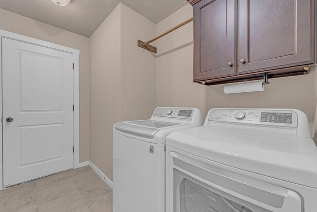 Building Photo - Beautiful 3-Bedroom Home with Open Layout & Fenced Backyard!