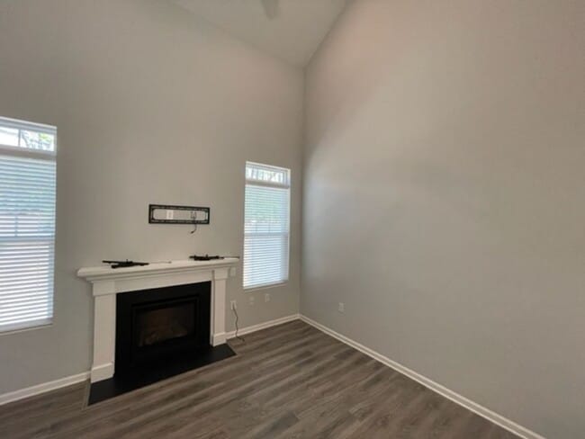 Building Photo - MOVE IN READY! Amazing end-unit townhome