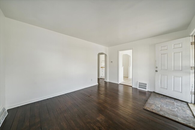 Building Photo - 3 Bedroom Bungalow - West Side