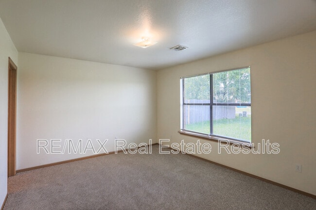 Building Photo - 2223 W Roselawn St