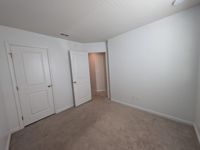 Building Photo - Pristine Townhome located in the North End Commons Community!