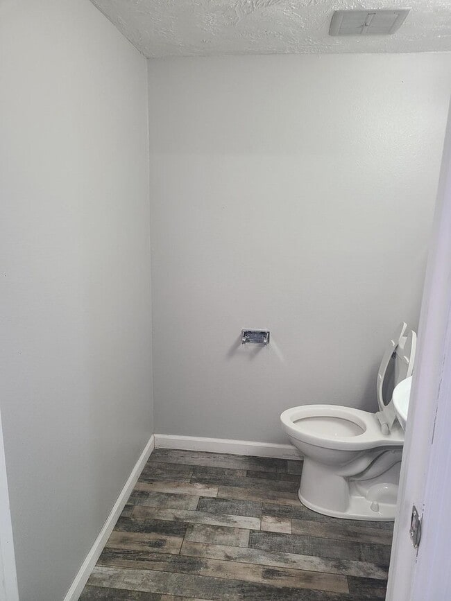 Building Photo - 17th St 6 Plex