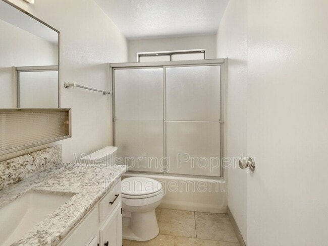 Building Photo - 940 W Graaf Ave
