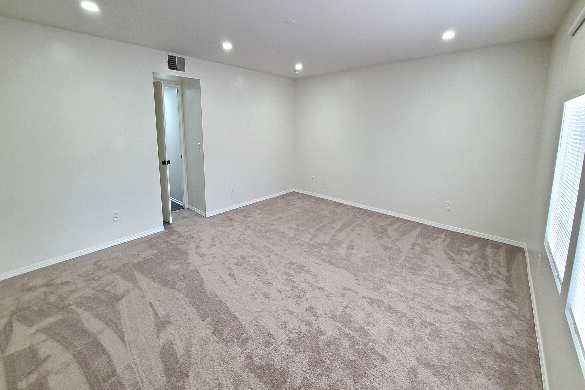 Building Photo - 10000 Hanna Ave