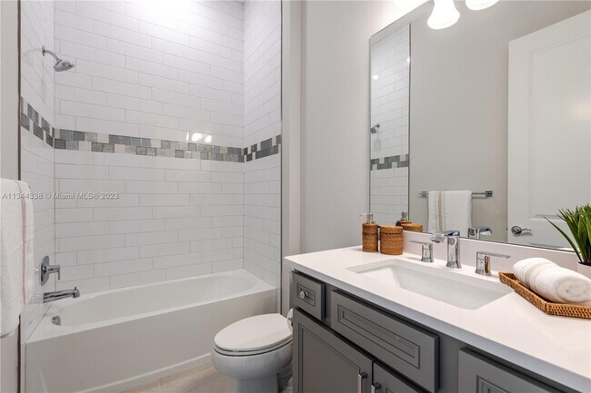 Building Photo - 627 SE Boboli Way