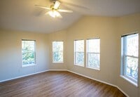 Building Photo - Top Floor 2/2 w/Condo Finishes + Vaulted Ceilings!!