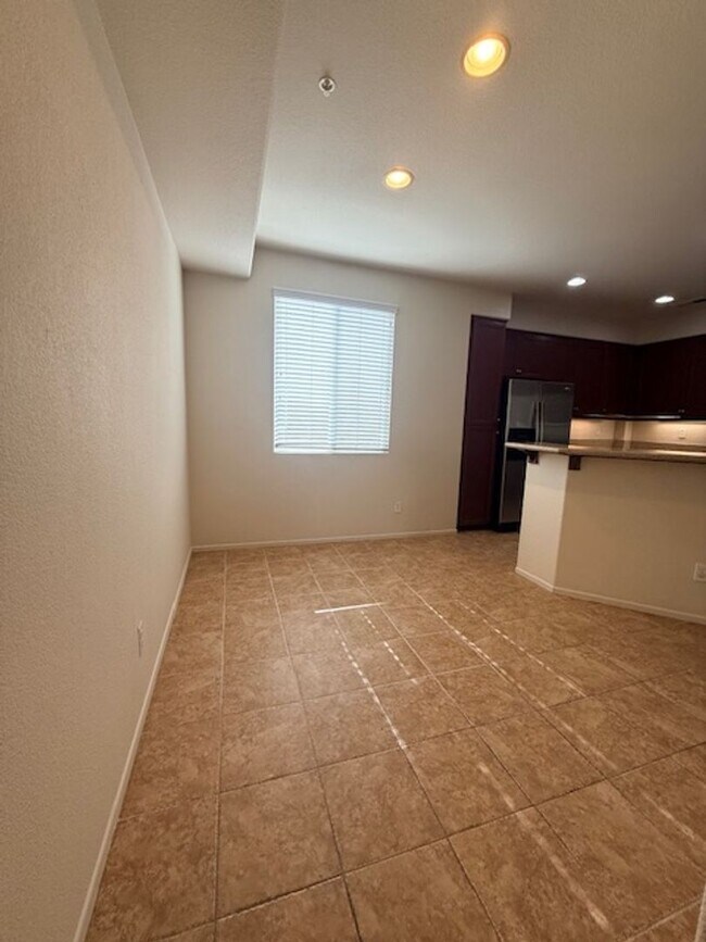 Building Photo - Lovely Otay Ranch townhome