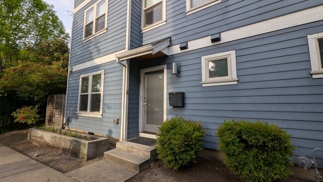 Building Photo - 1605 SE Yukon St