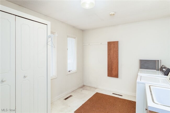 Building Photo - 37 S Cedar St