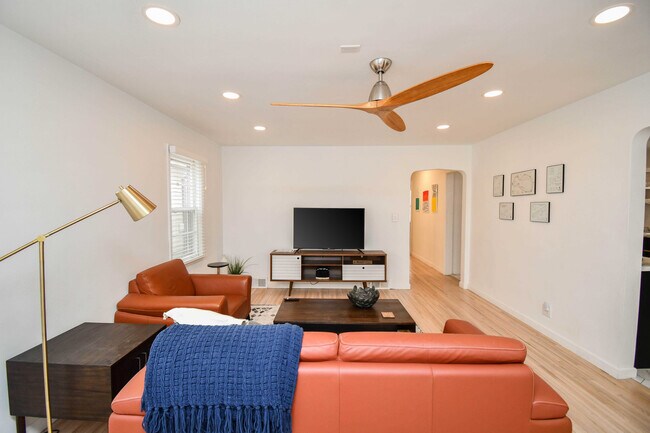 Building Photo - 2012 W 22nd St