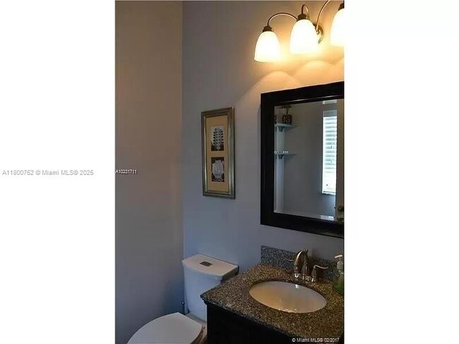 Building Photo - 2402 NE 41st Pl