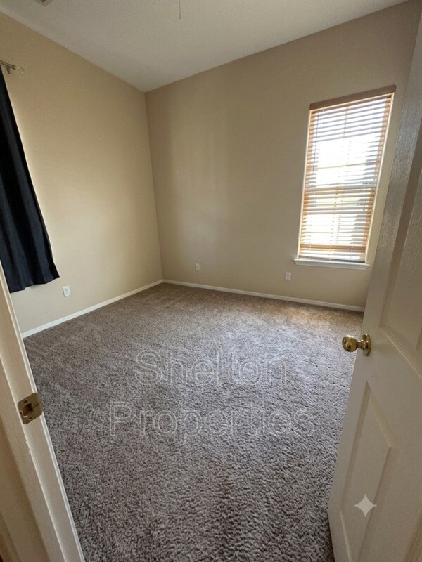 Building Photo - 15192 W Columbine Dr