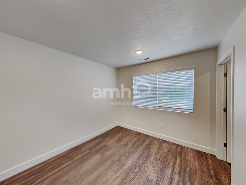 Building Photo - 2222 E Silverado Ln